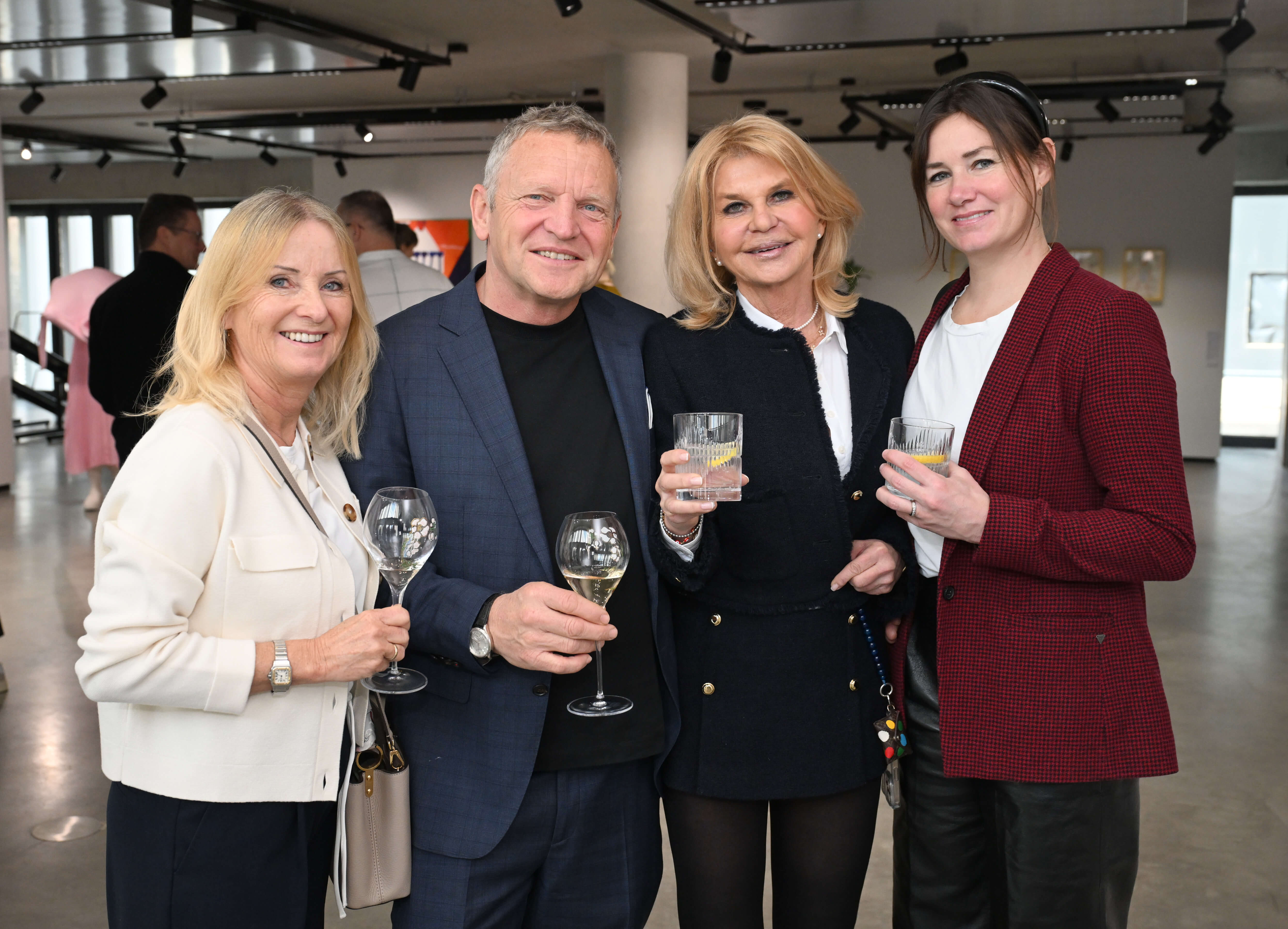 Gabriele & Richard Hagl mit Marisa Steegmüller und Vroni Lutz